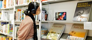 Eine Besucherin bei einer Ausstellung in der Bibliothek