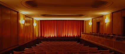 Beleuchteter, festlicher, vertäfelter Filmvorführraum