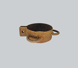 Nachbildung einer Halsfessel – Instrument, welches zur Folter von Versklavten verwendet wurde. Objekt aus dem Museu da Capitania de Ilhéus, 2022 Nachbildung einer Halsfessel – Instrument, welches zur Folter von Versklavten verwendet wurde. Objekt aus dem Museu da Capitania de Ilhéus, 2022