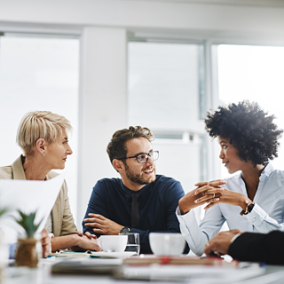 Un groupe discute au bureau